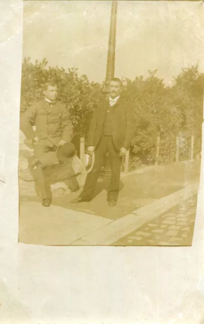 Carte PHoto de 2 beaux jeunes hommes Soldats civil ? Rue Réverbère A identifier