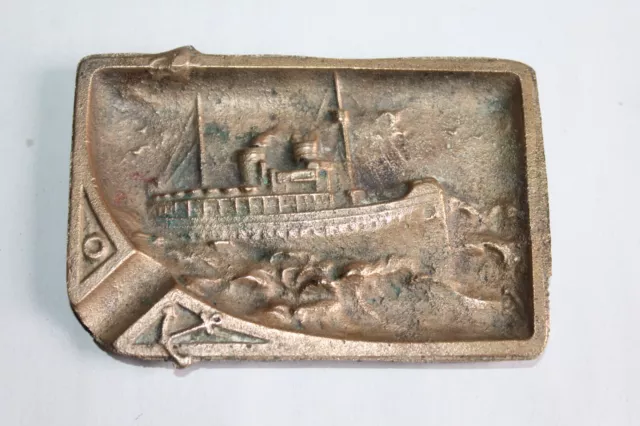 Ancien petit cendrier vide poche en bronze doré, scène bateau, mer, dim. 12.5x8