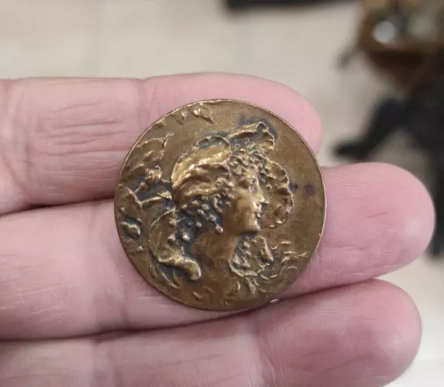 Bouton ancien Art Nouveau profil de femme Métal Doré 2,7 cm
