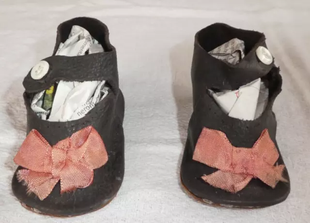 Ancienne paire de chaussures en cuir pour poupée ancienne JUMEAU DEP SFBJ