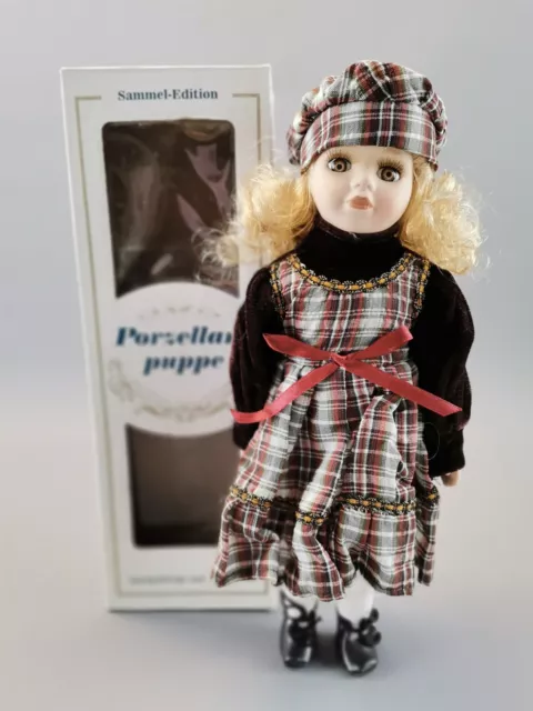 Porzellan Puppe Mädchen mit dunkel karierten Kleid H=30 cm Sammeledition OVP