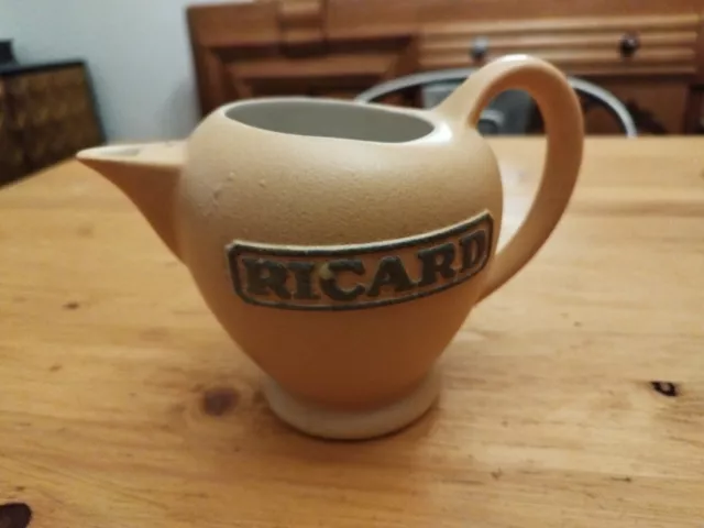 Pichet publicitaire Ricard 1/2 litre logo cartouche rare atelier ceramique