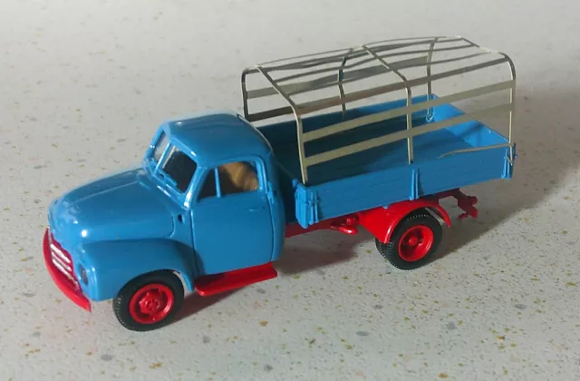 Nr. 2495 Brekina Opel Blitz Pritschen LKW rot/blau 1:87