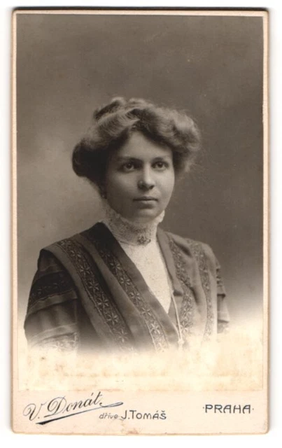 Fotografie V. Donat drive J. Tomas, Prag, Dame R. Trukova mit hohem Kragen