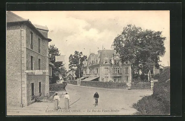 CPA Bagnoles-de-l'Orne, La Rue du Vieux-Moulin, street view