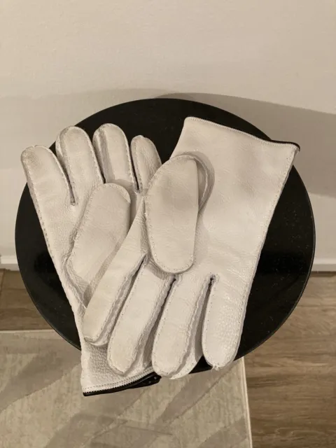 https://www.picclickimg.com/vBUAAOSwASVlleMH/Mens-Saks-Fifth-Avenue-cream-covered-leather-gloves.webp