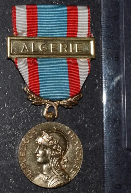 JXS Le Plus Excellent Ordre de la réplique d'empire Britannique; Bretagne Médaille  Médaille (MBE) Matériel Alliage, Collection de Badge Militaire : :  Cuisine et Maison