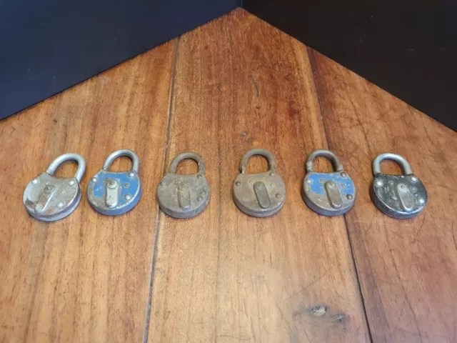 Sechs kleine antike Schlösser. Keine Schlüssel. Ok Zustand.