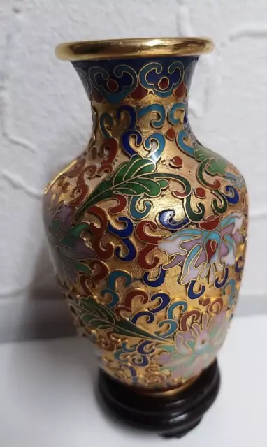 Kleine chinesische Cloisonne Vase, mit kleinem Holzaufsteller, florales Dekor 2