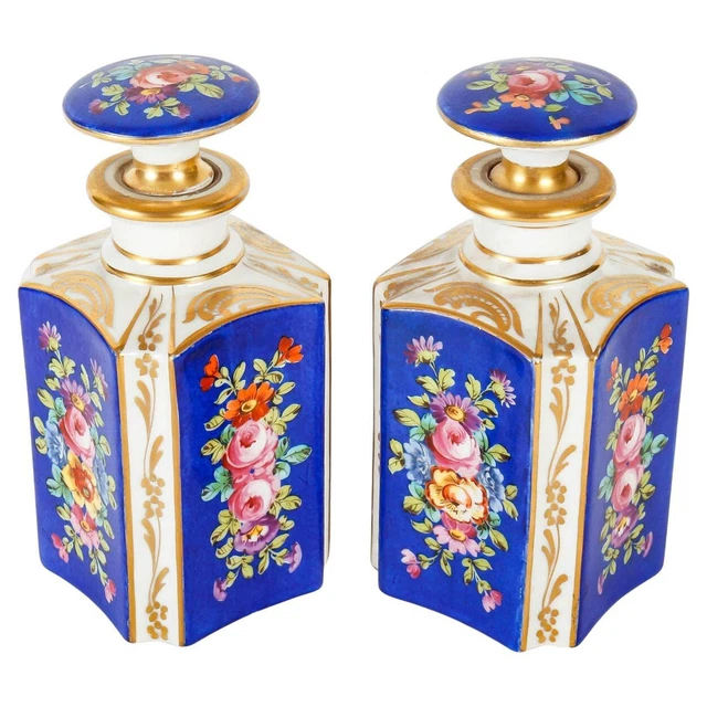 Paire de Flacon Couvert en Porcelaine Peinte et Doré, Epoque Napoléon III.