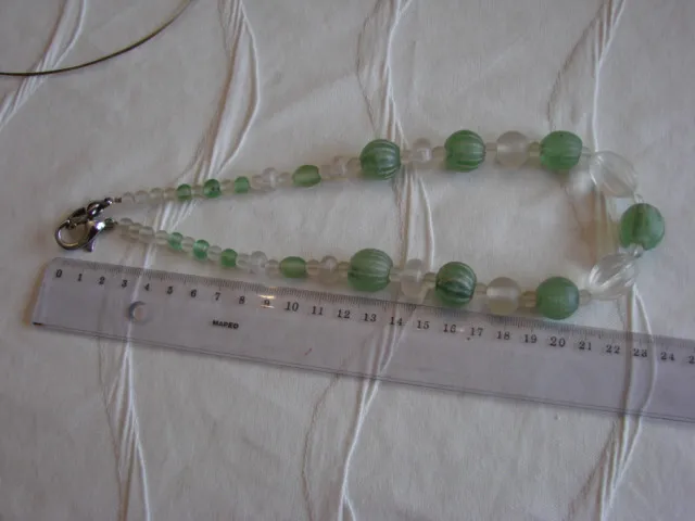 collier fantaisi avec perles de verre mat vert et translucides 1990