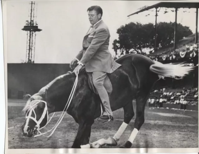 1955 Press Photo Actor Arthur Godfrey Riding exhibition "Catoctin Gold"