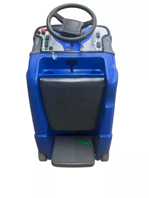 Windsor Chariot I-Gloss Stand Up Battery Burnisher With Charger Low Hours 354