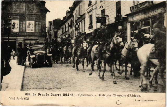 CPA AK COMPIEGNE - Defile des Chasseurs d'Afrique (424361)