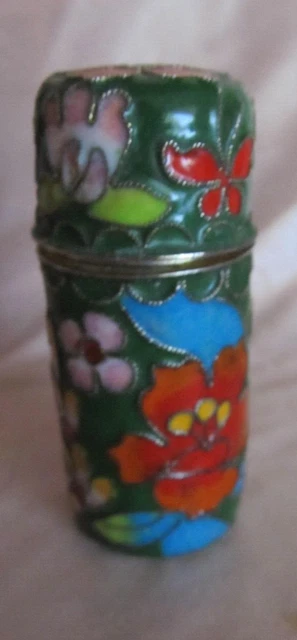 JOLIE PETITE BOITE A PILULES en PORCELAINE à décor de Fleurs avec rehauts émail Blanc