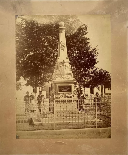 Kriegerdenkmal in Mühlburg (1870/71) mit Personen Lindenplatz Militaria