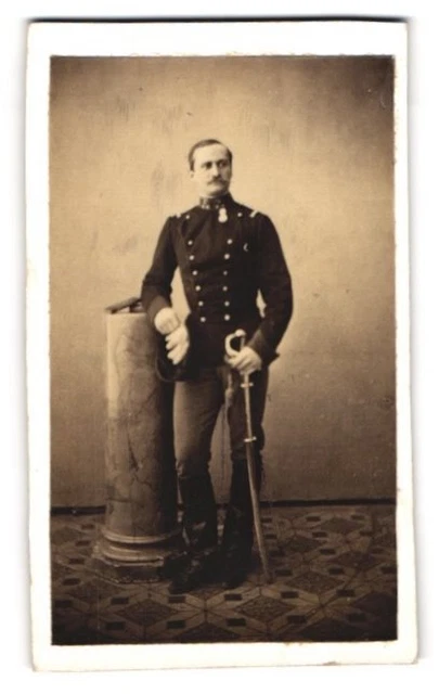 Fotografie Carl von Jagemann, Wien, Portrait K.u.K. Soldat in Uniform mit Säbel