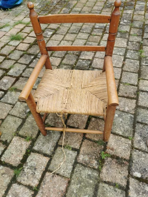 Petite chaise en osier et bois beige