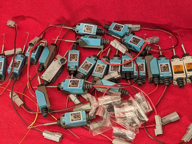 Box of 30+ SUNS AZ8112 and Xurui XZ-8/169 MINI Limit Switch 21mmx56mm w/hardware