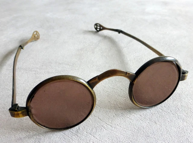Ancienne paire de lunette de soleil chinoise, en bronze, verres fumés (Quartz ?)