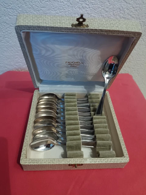 Coffret de douze cuillères à moka .Décor grain de café Argenté Métal