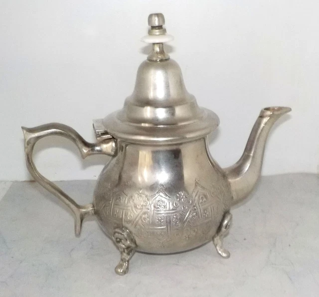 Théière Marocaine En Métal – 0.2L à 0.6L – Style Traditionnel – Neuve