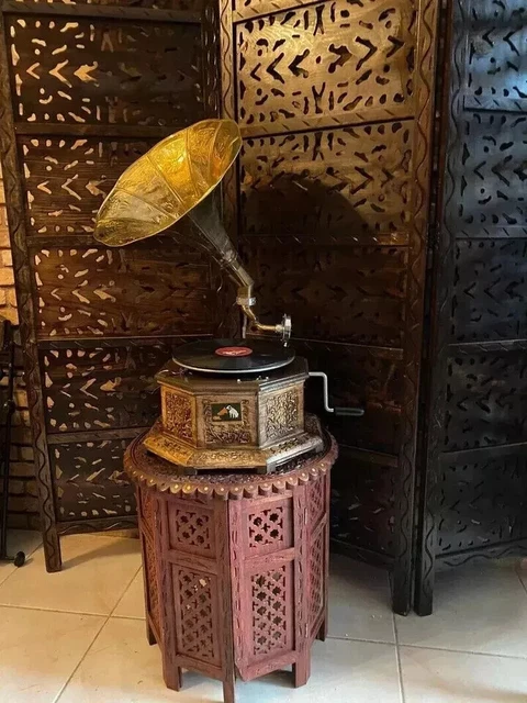 Grammofono in miniatura in ottone: ornamento vintage per casa delle bambole - Italia