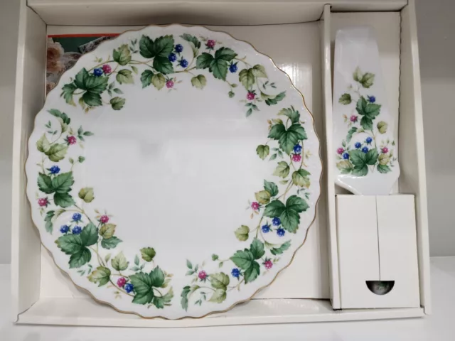 Andrea By Sadek Cake Plate And Server VINEYARD Ivy Leaves Berries 10” Diameter