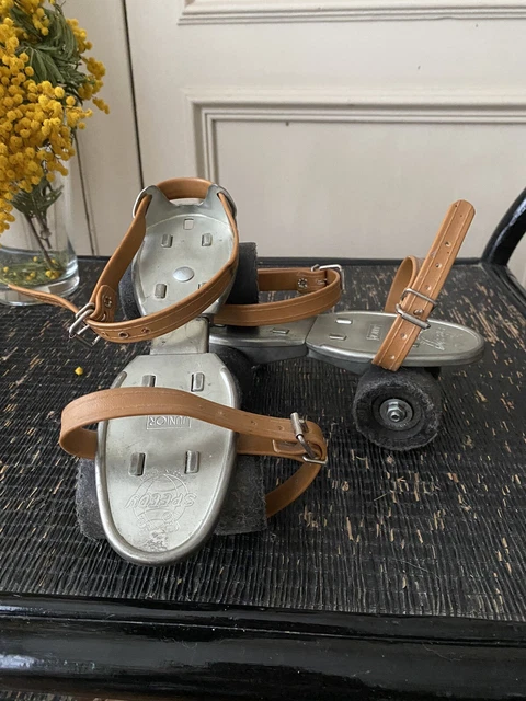 Patins à roulettes rétro en métal avec sangles en cuir