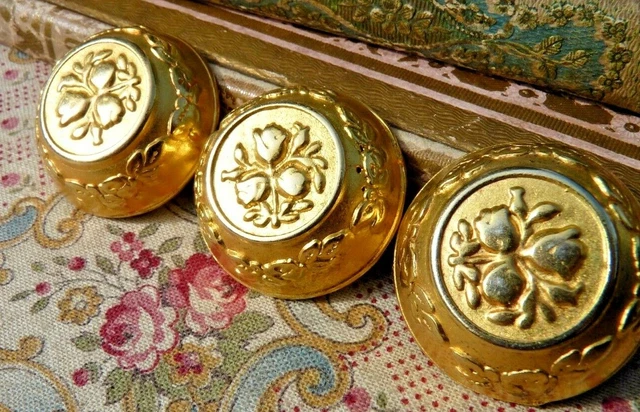 LOT 3 ANCIENS BOUTONS DÉCOR DE FLEURS en MÉTAL DORÉ HAUTE COUTURE MODE VINTAGE