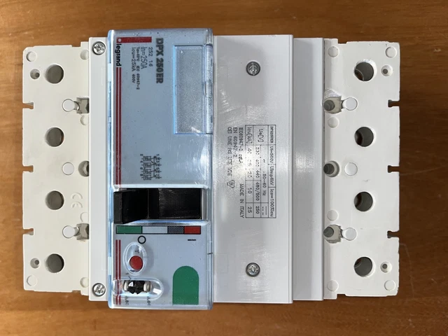 Disjoncteur Différentiel Legrand 01933 - C6 + 30mA - 400V - Occasion Bon état