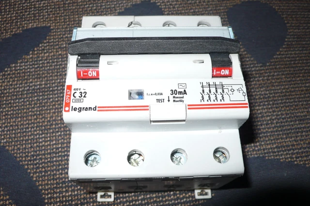 Disjoncteur Différentiel Legrand 32A 30mA Tétrapolaire Type AC - DX³ 411189