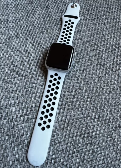 APPLE WATCH NIKE SE 40mm Cellular 1st Gen Silver Aluminium. Great