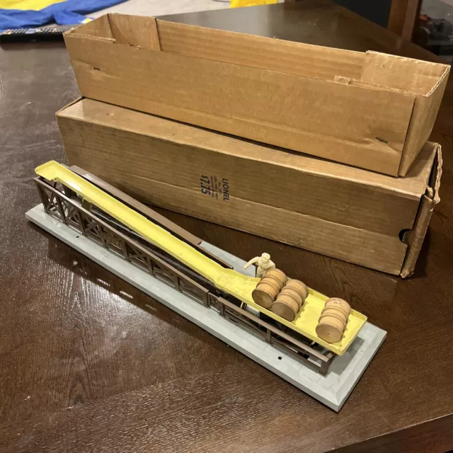 LIONEL  O GAUGE 362 Barrel Loader With Box