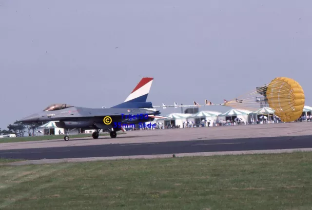 35mm Slide F-16 J-060 RNethAF with braking chute Mildenhall 1990 Ref PR498