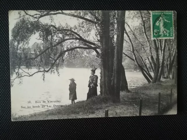 CPA 75 PARIS - Bois de Vincennes - On the shores of Lake Daumesnil
