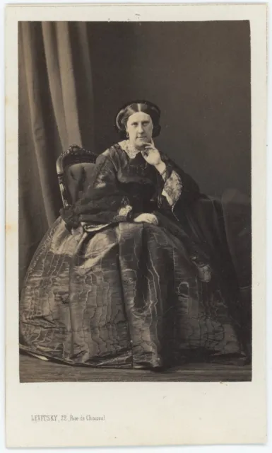 CDV circa 1860. Femme en robe par Levitsky à Paris. Noblesse à identifier.