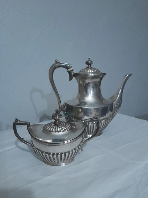 Ancienne cafetière / théière en métal argenté – XIXe / début XXe – décor riche - Arts de la table Ancienne cafetière / théière en métal argenté – XIXe / début XXe – décor riche - Arts de la table