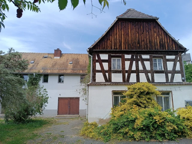 Zwei Häuser mit Grundstück