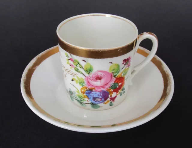 Biedermeier Tasse mit UT mit Blumenmotiv und Spruch..