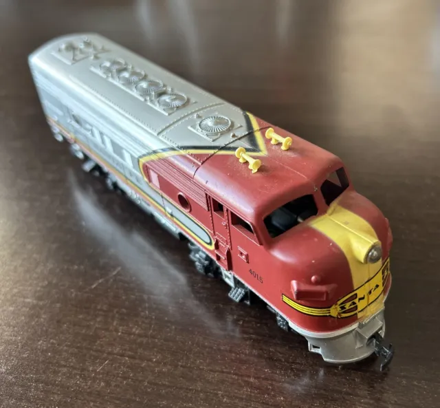 Tyco Ho Santa Fe 4015 Locomotive Train Engine Silver Red Yellow Untested No Box