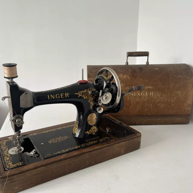Singer sewing machine Y8386431 Boxed And What’s In Pictures