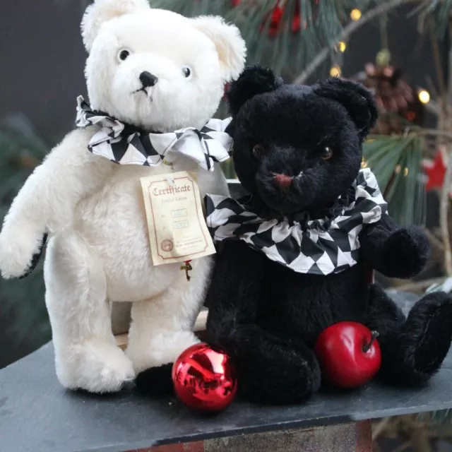 Love Teddy Bears Hermann Ours arlequin noir et blanc avec drapeau et vêtements