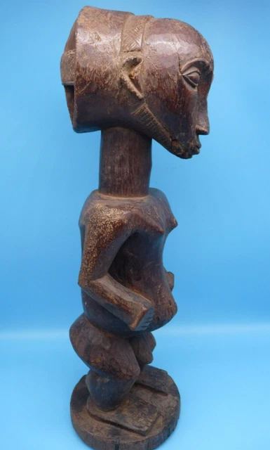 Porteuse de coupe Chokwe tenant le bâton à la main – Rick's Fine Art