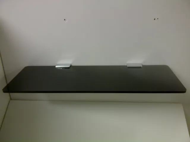 Scaffalatura acrilica nera Perspex® in spessore 5 mm con staffe di fissaggio cromate