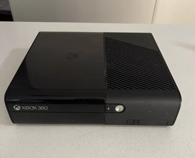 Consola Microsoft Xbox 360 Slim E solo modelo 1538 4 GB