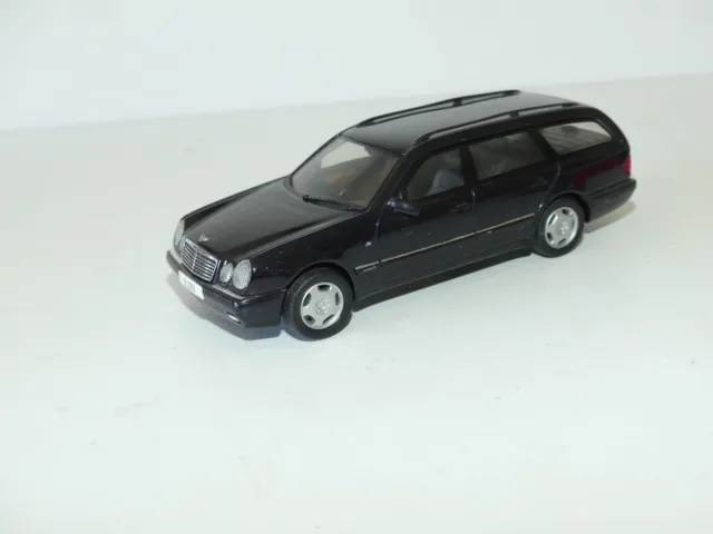 MERCEDES CLASSE E 320 AVANTGARDE W210 Bleu Marine HERPA 1:43 sans boite