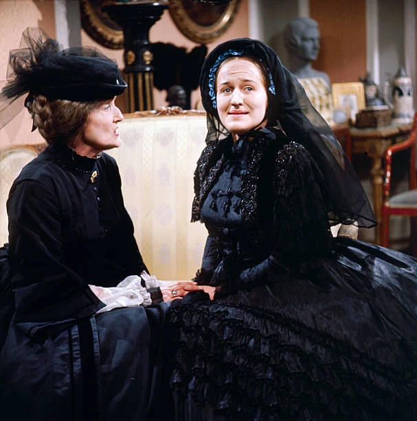 PATRICIA ROUTLEDGE PERFORMS In Character As Queen Victoria In 1960s Old ...