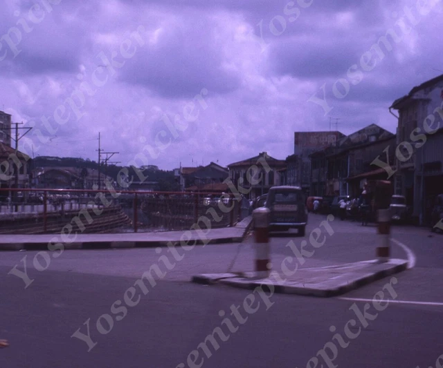 Sl68 Original slide 1967 Indonesia downtown traffic stores 501a