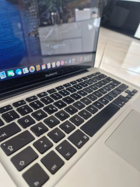 Apple MacBook Pro 13,3 Zoll (240GB SSD, Intel Core i5 , 2,5 GHz, 8GB)...